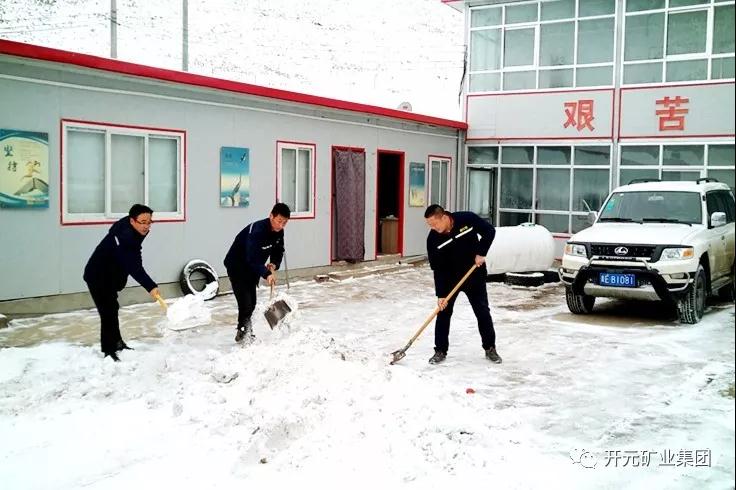 人間四月芳菲盡，山中春雪還復(fù)來(lái)