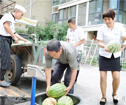 買下一整車西瓜，讓瓜農(nóng)早點(diǎn)回家